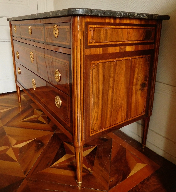 Commode d'époque Louis XVI en marqueterie de satiné et bois de rose