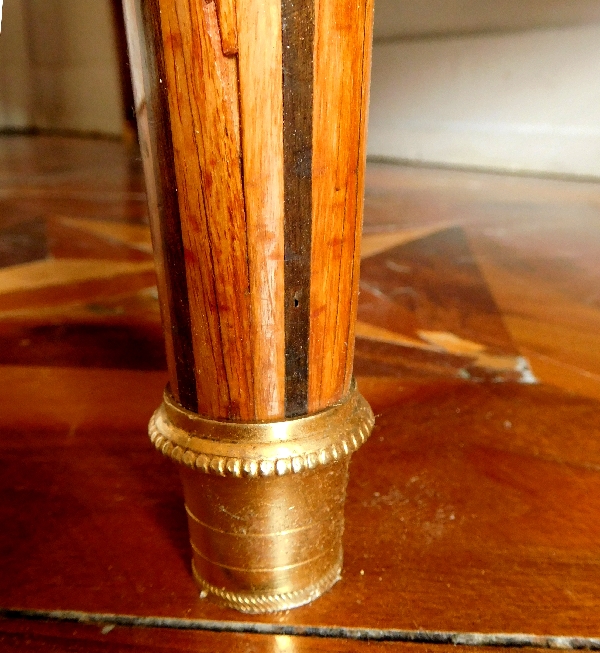 Commode d'époque Louis XVI en marqueterie de satiné et bois de rose