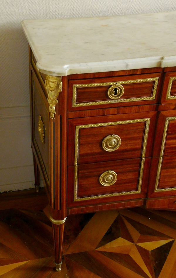 Grande commode en satiné et bronze doré d'époque Louis XVI attribuée à Jean Caumont (estampille)