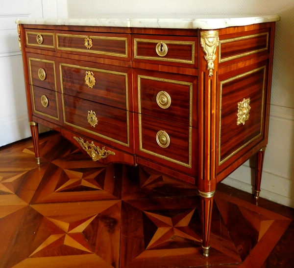 Grande commode en satiné et bronze doré d'époque Louis XVI attribuée à Jean Caumont (estampille)