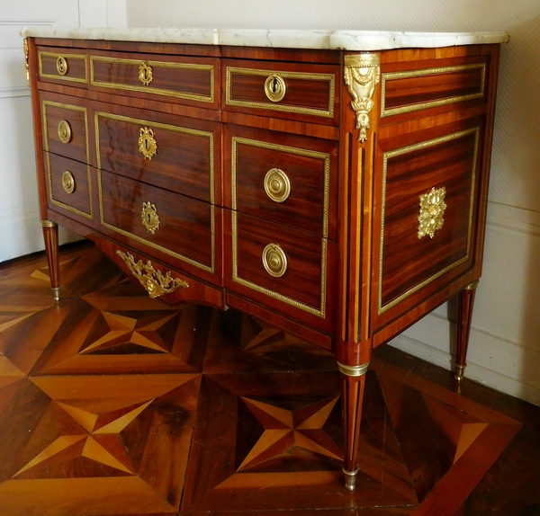 Grande commode en satiné et bronze doré d'époque Louis XVI attribuée à Jean Caumont (estampille)