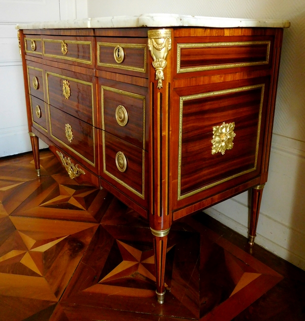 Grande commode en satiné et bronze doré d'époque Louis XVI attribuée à Jean Caumont (estampille)