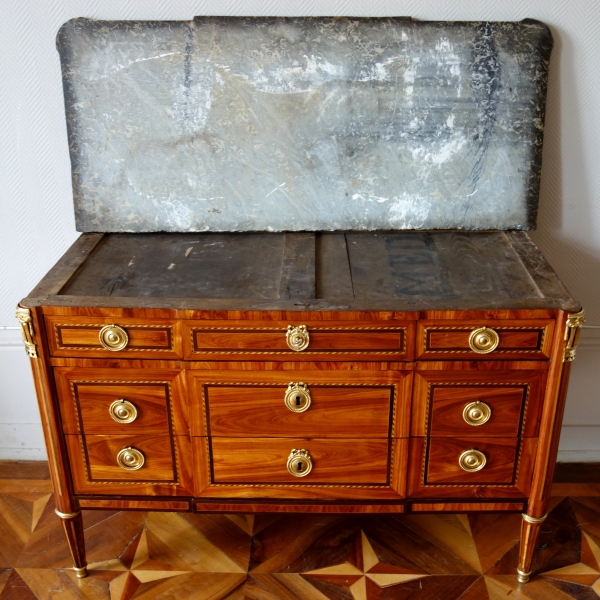 Commode d'époque Louis XVI en marqueterie de bois de rose et bronze doré - circa 1780