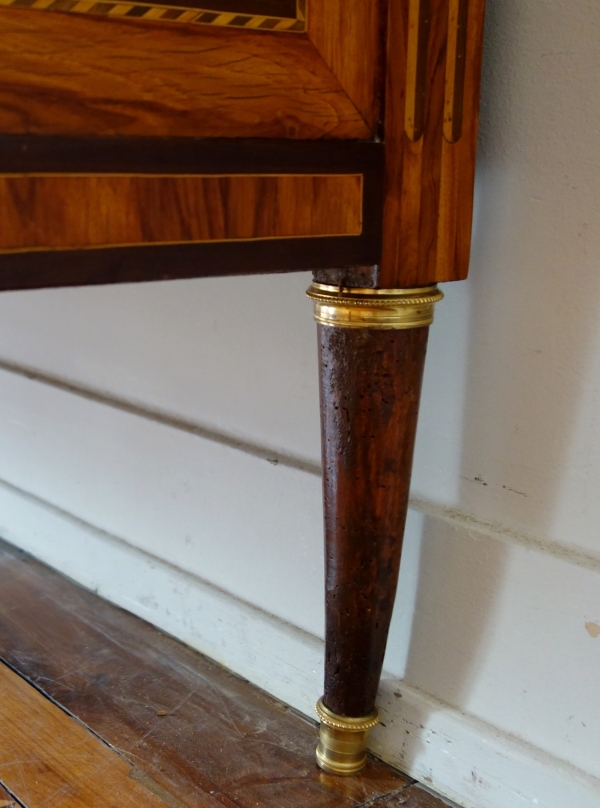 Commode d'époque Louis XVI en marqueterie de bois de rose et bronze doré - circa 1780