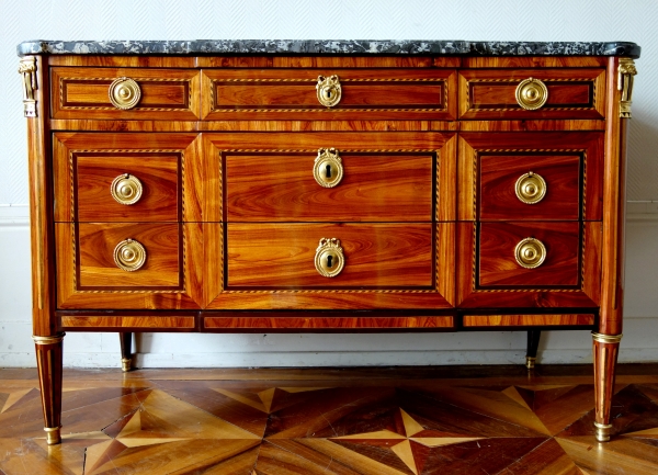 Commode d'époque Louis XVI en marqueterie de bois de rose et bronze doré - circa 1780