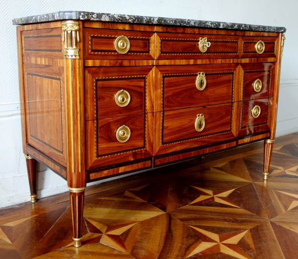 Commode d'époque Louis XVI en marqueterie de bois de rose et bronze doré - circa 1780