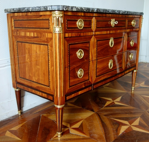 Commode d'époque Louis XVI en marqueterie de bois de rose et bronze doré - circa 1780