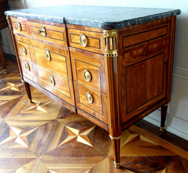 Commode d'époque Louis XVI en marqueterie de bois de rose et bronze doré - circa 1780