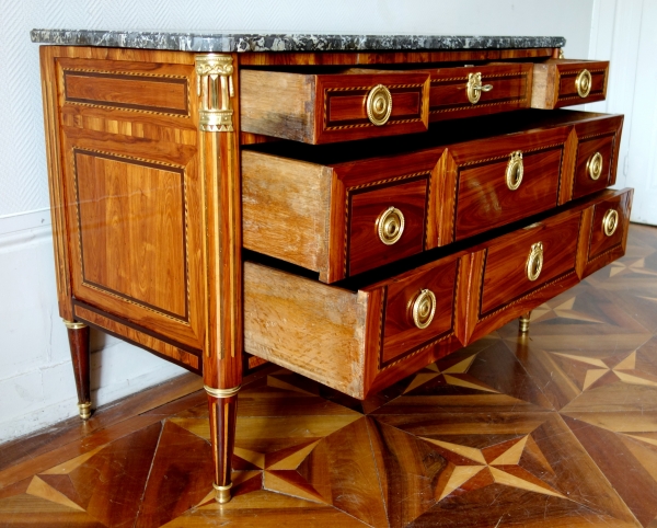 Commode d'époque Louis XVI en marqueterie de bois de rose et bronze doré - circa 1780