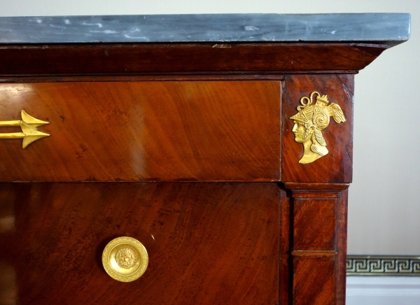 Jacques Muller - Commode Empire d'officier en acajou et bronze doré aux attributs de la Guerre - estampillée