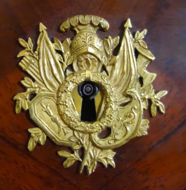 Jacques Muller - Commode Empire d'officier en acajou et bronze doré aux attributs de la Guerre - estampillée