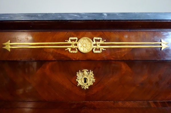 Jacques Muller - Commode Empire d'officier en acajou et bronze doré aux attributs de la Guerre - estampillée