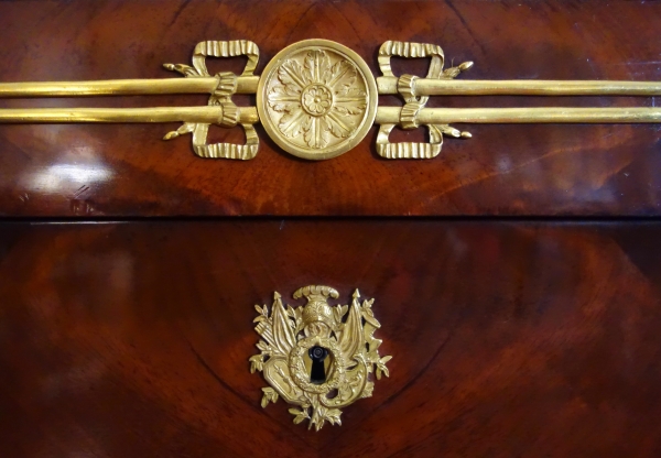 Jacques Muller - Commode Empire d'officier en acajou et bronze doré aux attributs de la Guerre - estampillée