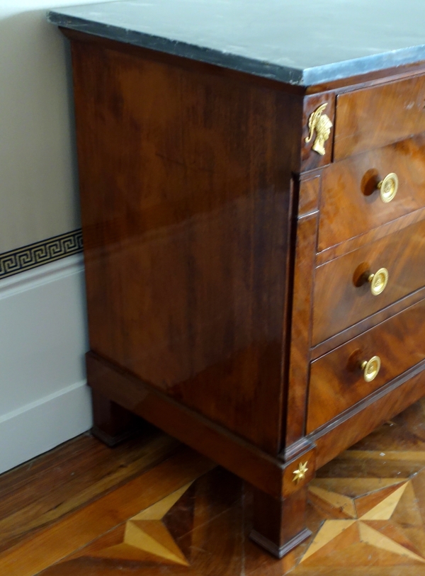 Jacques Muller - Commode Empire d'officier en acajou et bronze doré aux attributs de la Guerre - estampillée