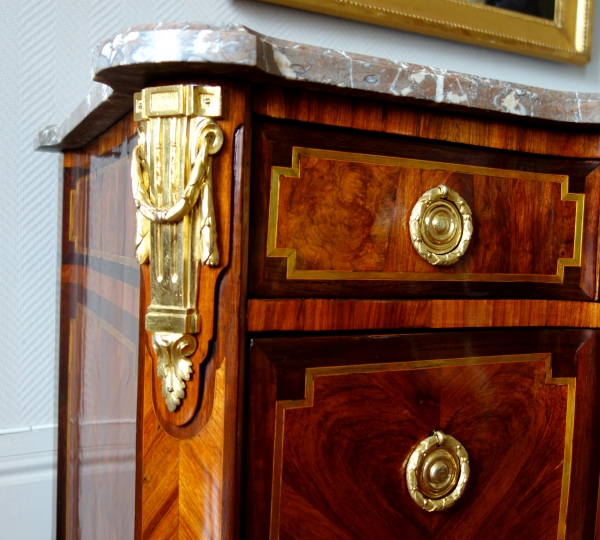 Commode parisienne en marqueterie d'époque Transition circa 1770