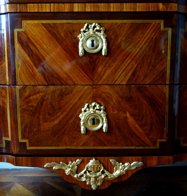 Commode parisienne en marqueterie d'époque Transition circa 1770