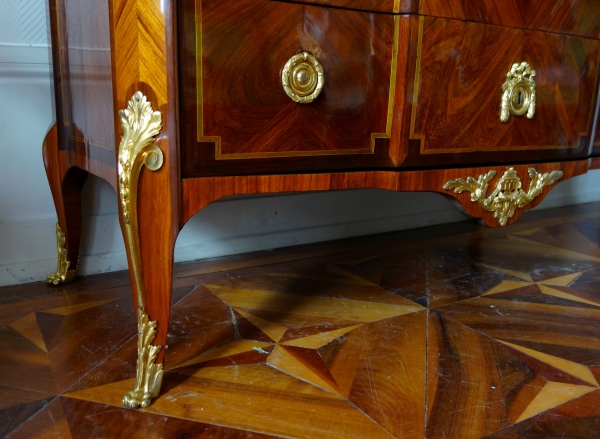 Commode parisienne en marqueterie d'époque Transition circa 1770