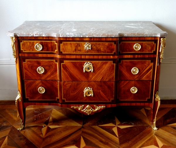 Commode parisienne en marqueterie d'époque Transition circa 1770