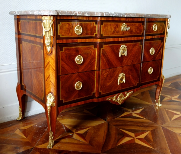 Commode parisienne en marqueterie d'époque Transition circa 1770