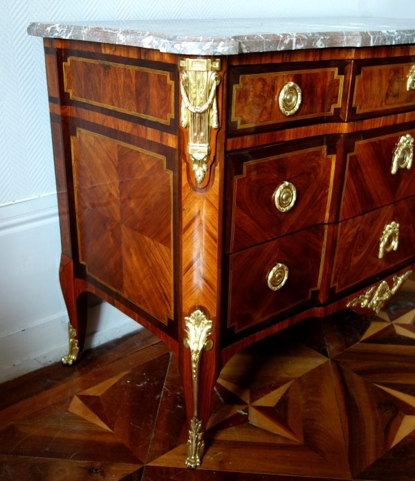 Commode parisienne en marqueterie d'époque Transition circa 1770