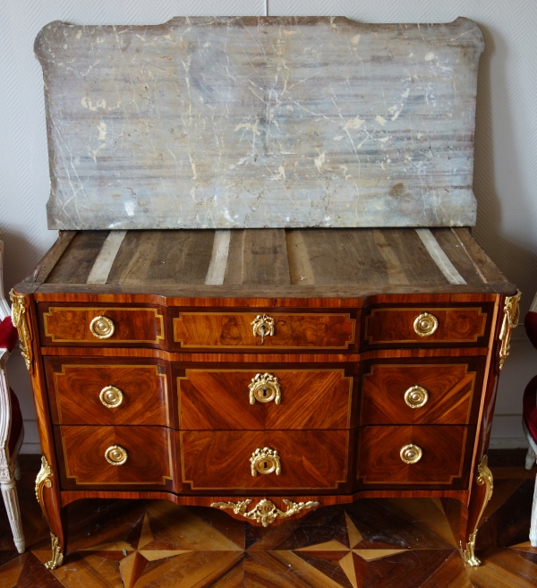 Commode parisienne en marqueterie d'époque Transition circa 1770