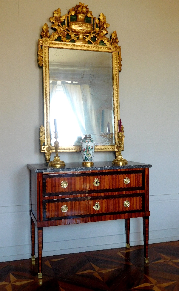 Commode sauteuse en marqueterie de bois de rose et palmier, époque Louis XVI