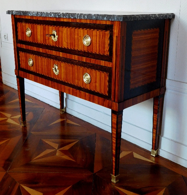 Commode sauteuse en marqueterie de bois de rose et palmier, époque Louis XVI