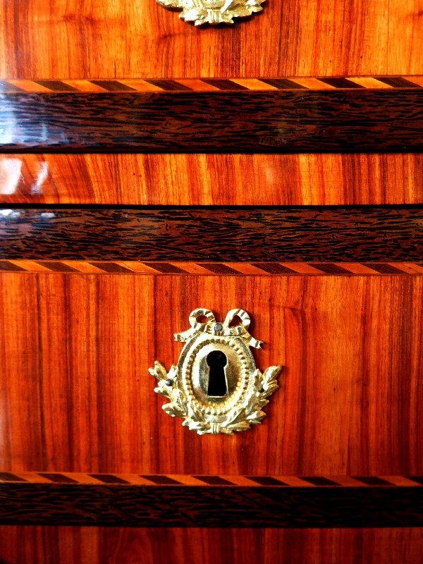 Commode sauteuse en marqueterie de bois de rose et palmier, époque Louis XVI