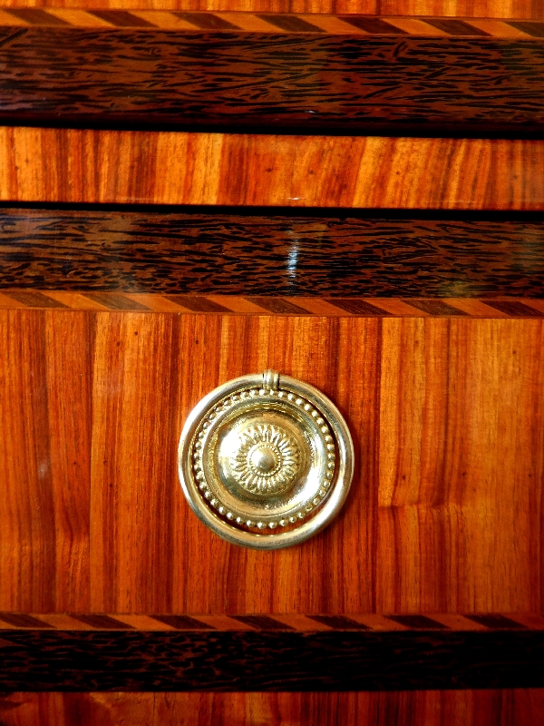 Commode sauteuse en marqueterie de bois de rose et palmier, époque Louis XVI