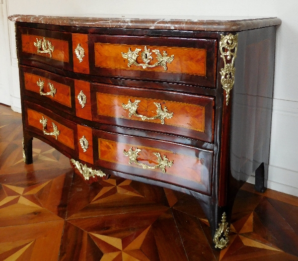 Commode à face galbée d'époque Régence - début Louis XV, bois de rose et de violette