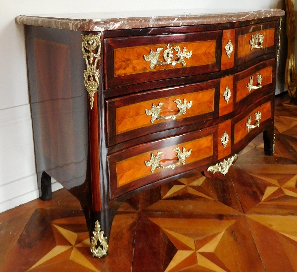 Commode à face galbée d'époque Régence - début Louis XV, bois de rose et de violette