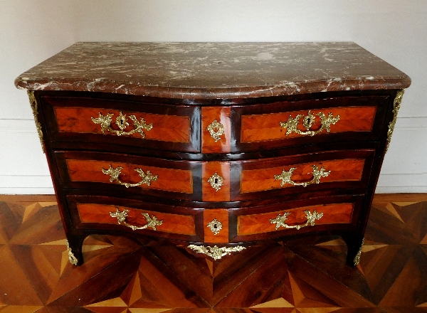 Commode à face galbée d'époque Régence - début Louis XV, bois de rose et de violette