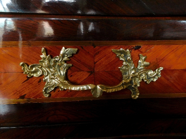 Commode à face galbée d'époque Régence - début Louis XV, bois de rose et de violette