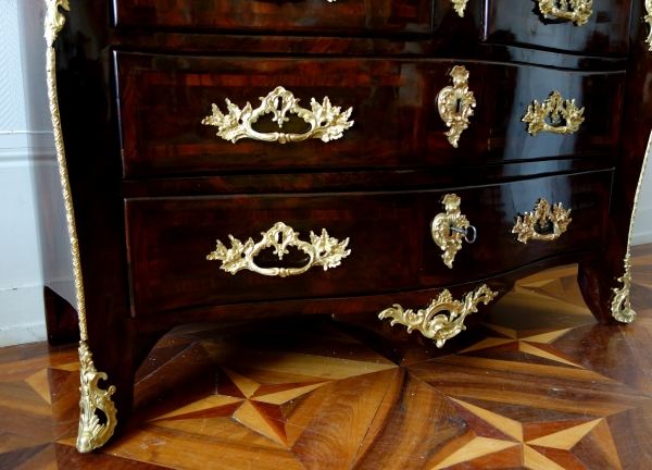 Mathieu Criaerd : commode tombeau d'époque Louis XV en bois de violette - estampillée