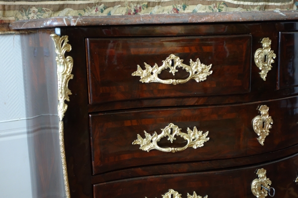 Mathieu Criaerd : commode tombeau d'époque Louis XV en bois de violette - estampillée