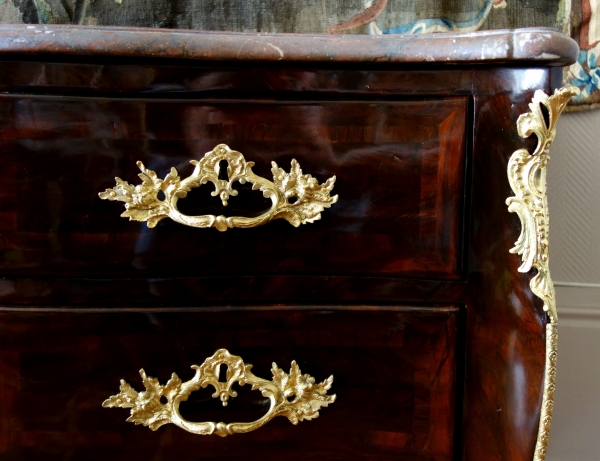 Mathieu Criaerd : commode tombeau d'époque Louis XV en bois de violette - estampillée