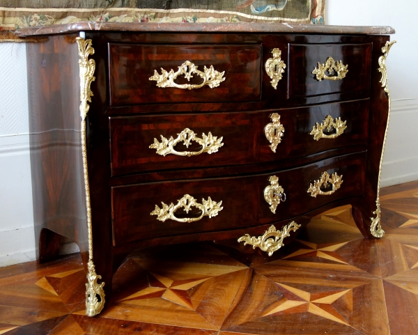 Mathieu Criaerd : commode tombeau d'époque Louis XV en bois de violette - estampillée