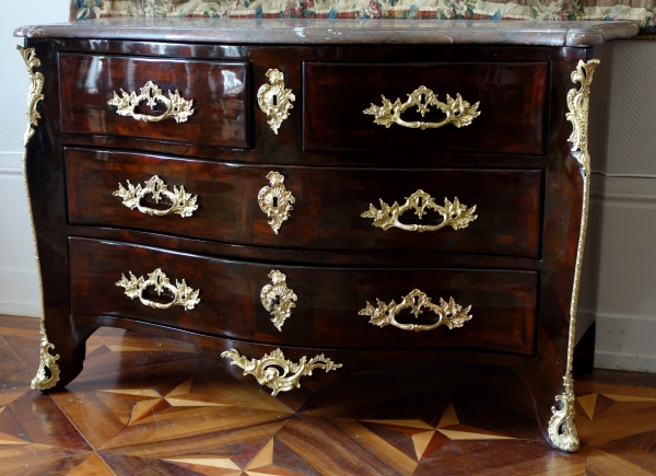 Mathieu Criaerd : commode tombeau d'époque Louis XV en bois de violette - estampillée