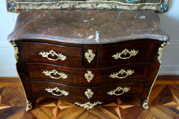 Mathieu Criaerd : commode tombeau d'époque Louis XV en bois de violette - estampillée