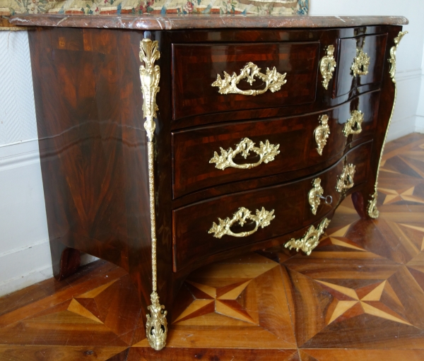 Mathieu Criaerd : commode tombeau d'époque Louis XV en bois de violette - estampillée