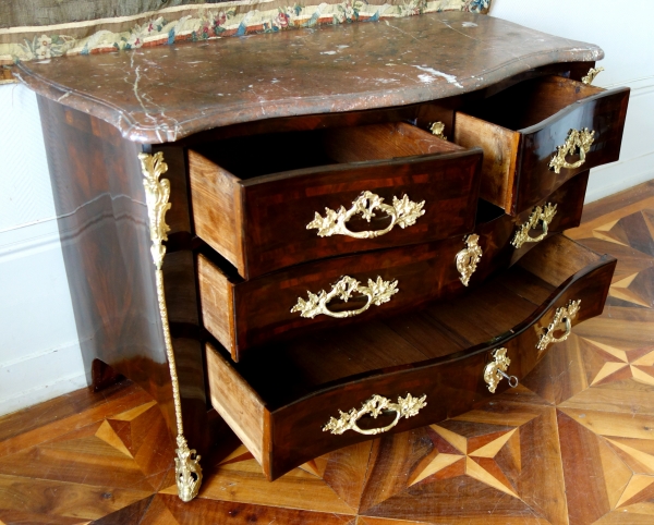 Mathieu Criaerd : commode tombeau d'époque Louis XV en bois de violette - estampillée
