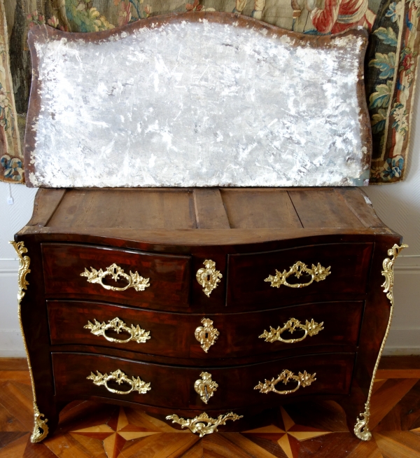 Mathieu Criaerd : commode tombeau d'époque Louis XV en bois de violette - estampillée