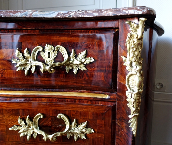 Commode d'époque Régence en bois de violette attribuable à Etienne Doirat