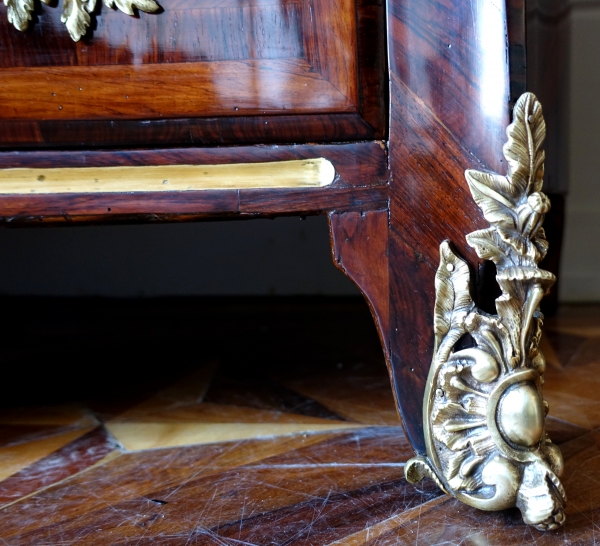 Commode d'époque Régence en bois de violette attribuable à Etienne Doirat