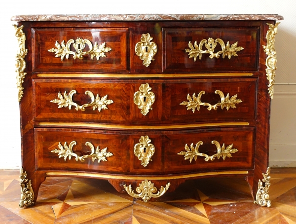 Commode d'époque Régence en bois de violette attribuable à Etienne Doirat