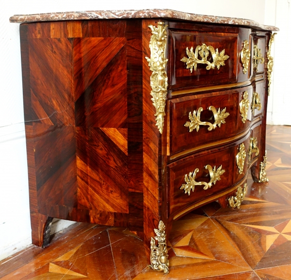 Commode d'époque Régence en bois de violette attribuable à Etienne Doirat