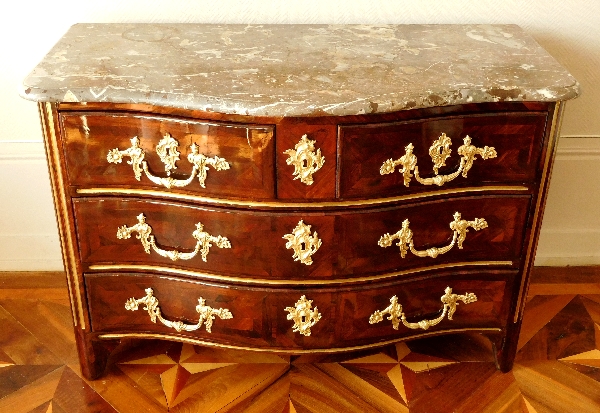 Commode en bois de violette d'époque Régence Louis XV, estampille de Marchand et C couronné