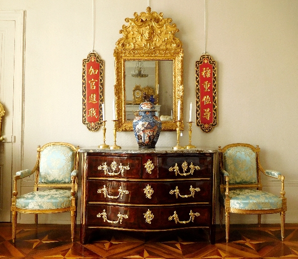 Commode en bois de violette d'époque Régence Louis XV, estampille de Marchand et C couronné