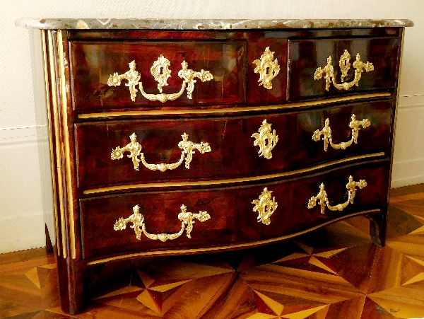 Commode en bois de violette d'époque Régence Louis XV, estampille de Marchand et C couronné