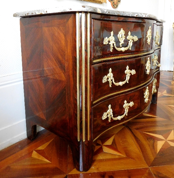 Commode en bois de violette d'époque Régence Louis XV, estampille de Marchand et C couronné